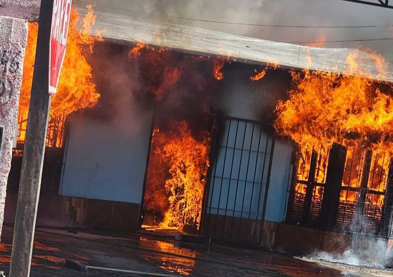 Las llamas no dieron tregua: una casa fue destruida por un incendio en Rawson