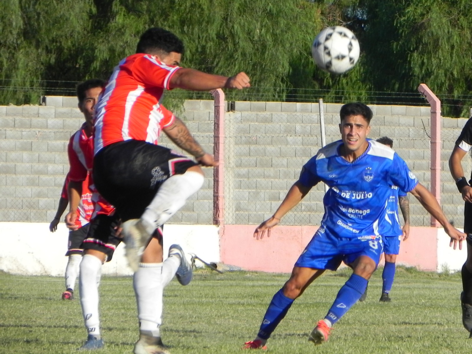 Una tarde dura en Primera para el Sportivo 9 de Julio y una sonrisa en Cuarta