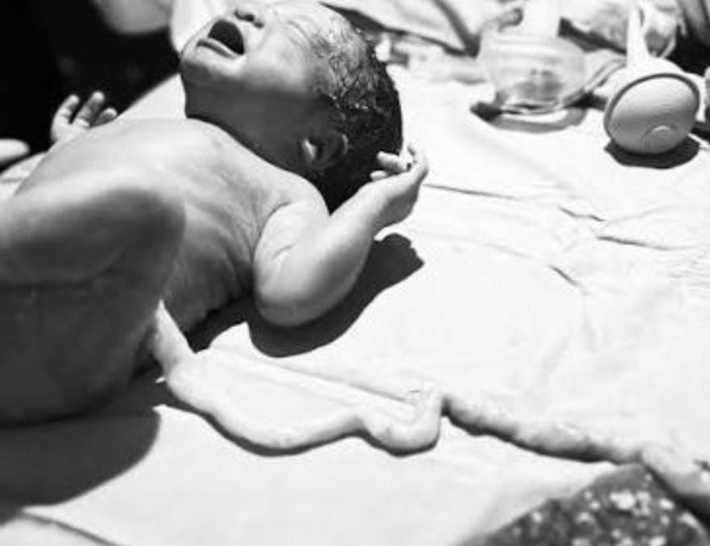 La policía asistió a una mujer en trabajo de parto y salvó la vida de un bebé