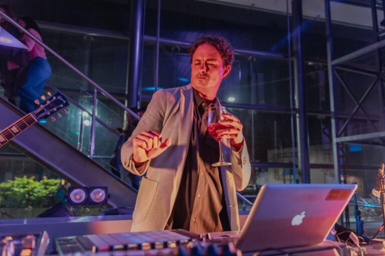 9 de Julio: Es elaborador de vinos, Ingeniero agrónomo, hace música y ahora esta a punto de presentar su tercer disco