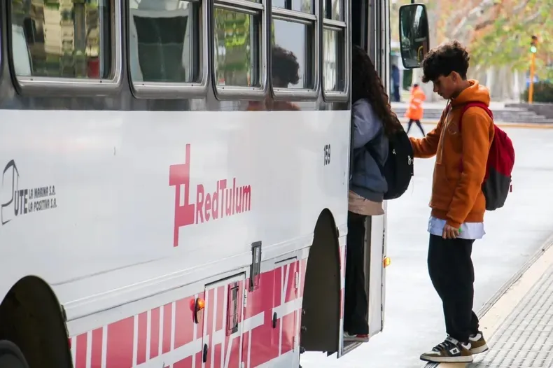Boleto Escolar Gratuito, y SUBE registrada a nombre de cada estudiante