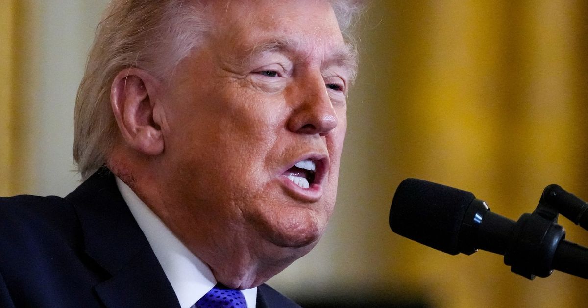 Trump advirtió que este sábado el régimen de Irán “recibirá un duro golpe”