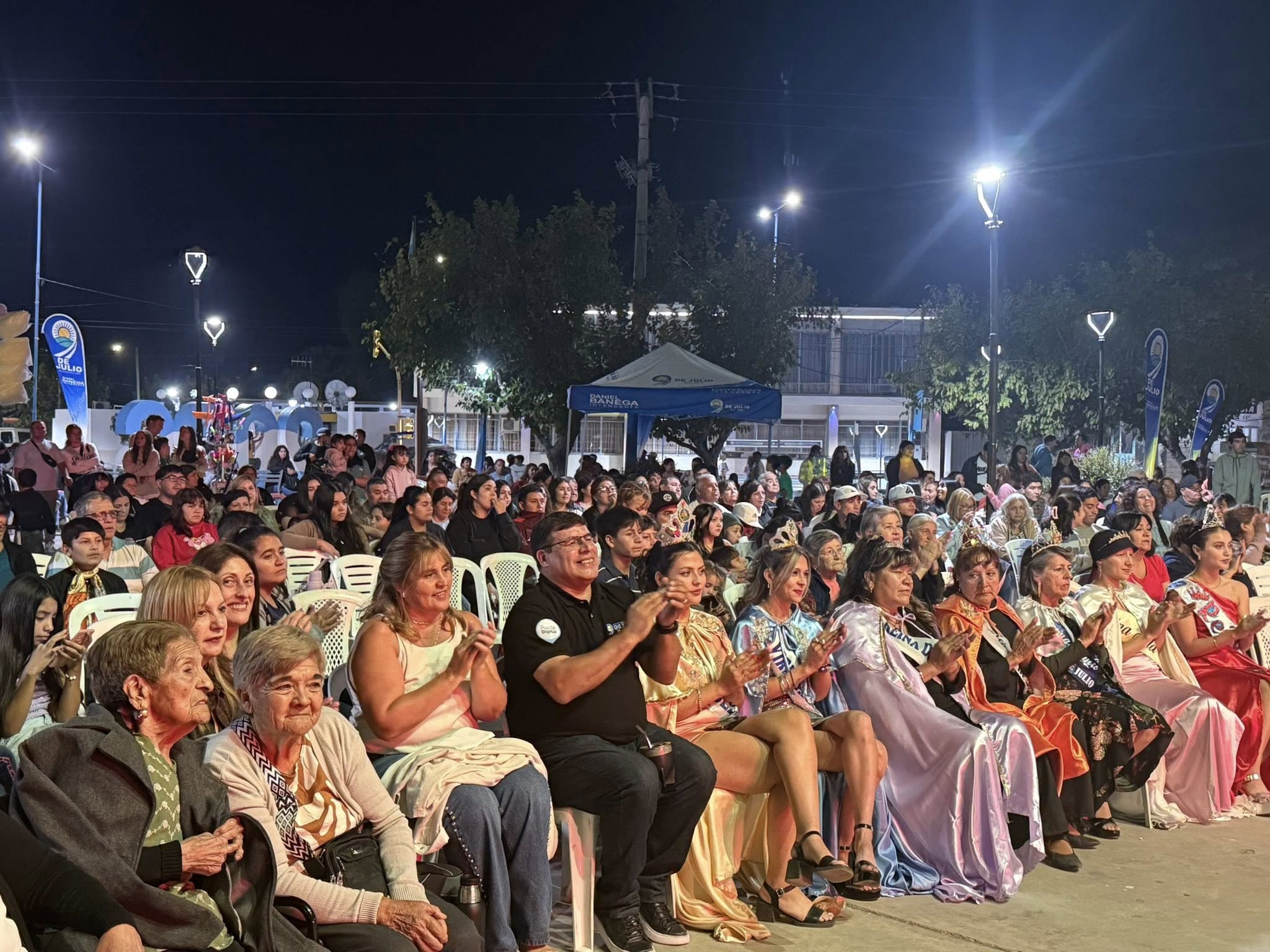 Masivo festejo en la plaza Independencia, la gestión de gobierno rindió homenaje al carnaval y a la mujer