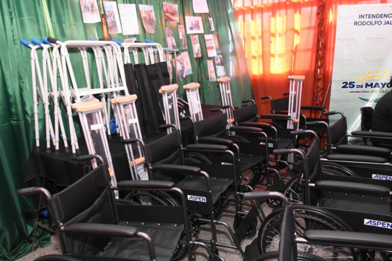 Entrega de elementos ortopédicos fortalece el banco municipal en 25 de Mayo