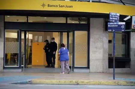 Escándalo por seguros: demandan al Banco San Juan y piden una multa millonaria para los clientes