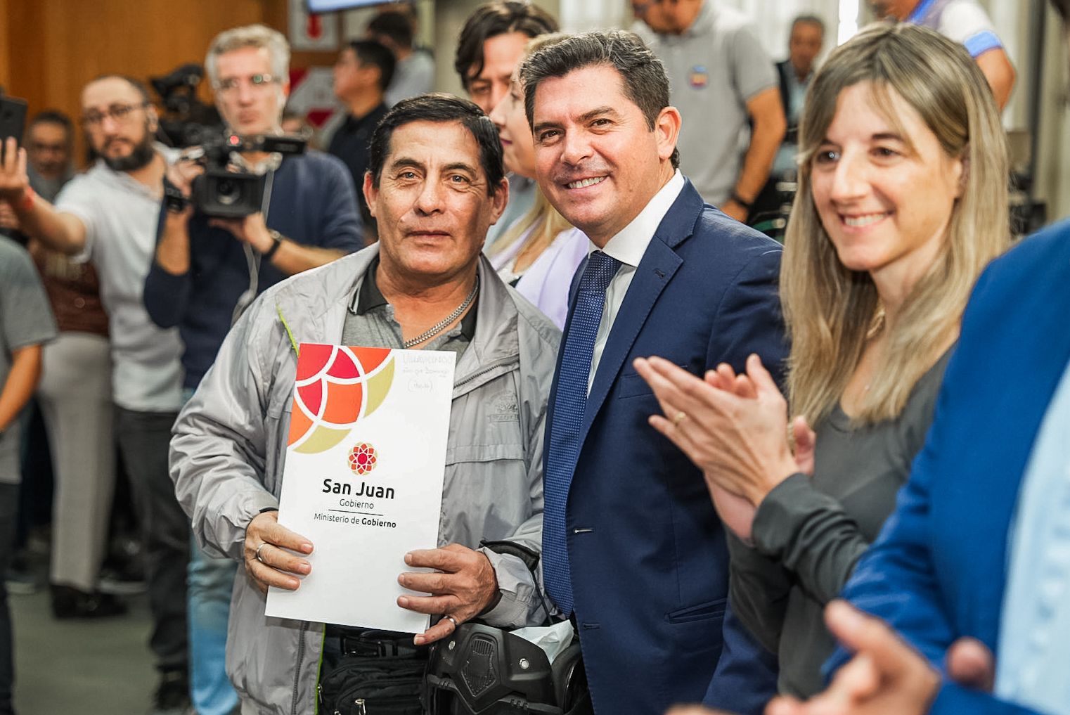 Orrego entregó actas que dan seguridad legal sobre la vivienda de familias de siete departamentos