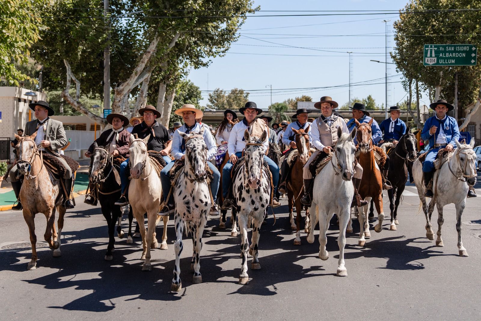 Orrego encabezó una nueva edición de la Cabalgata de la Fe a la Difunta Correa con jinetes de todo el país y Chile