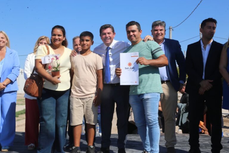 Orrego entregó casas en Sarmiento y anunció la pavimentación de una calle clave en el departamento