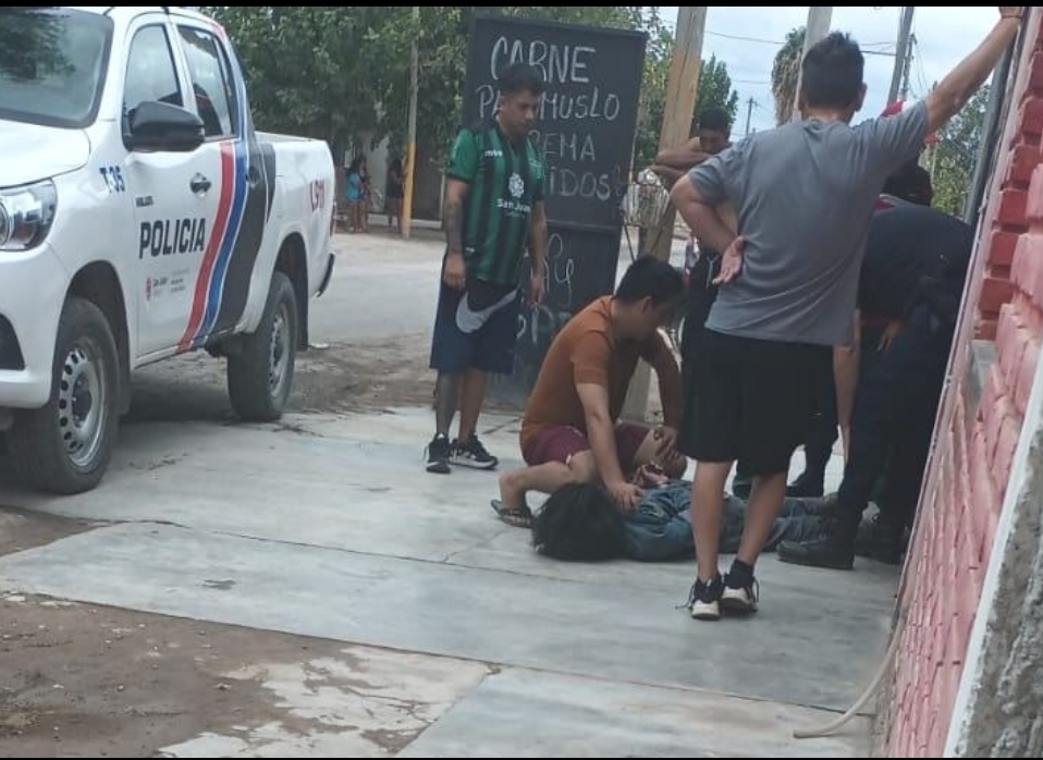 En Caucete: Vecinos sintieron pánico ante un hombre que ingresó a varias casas armado