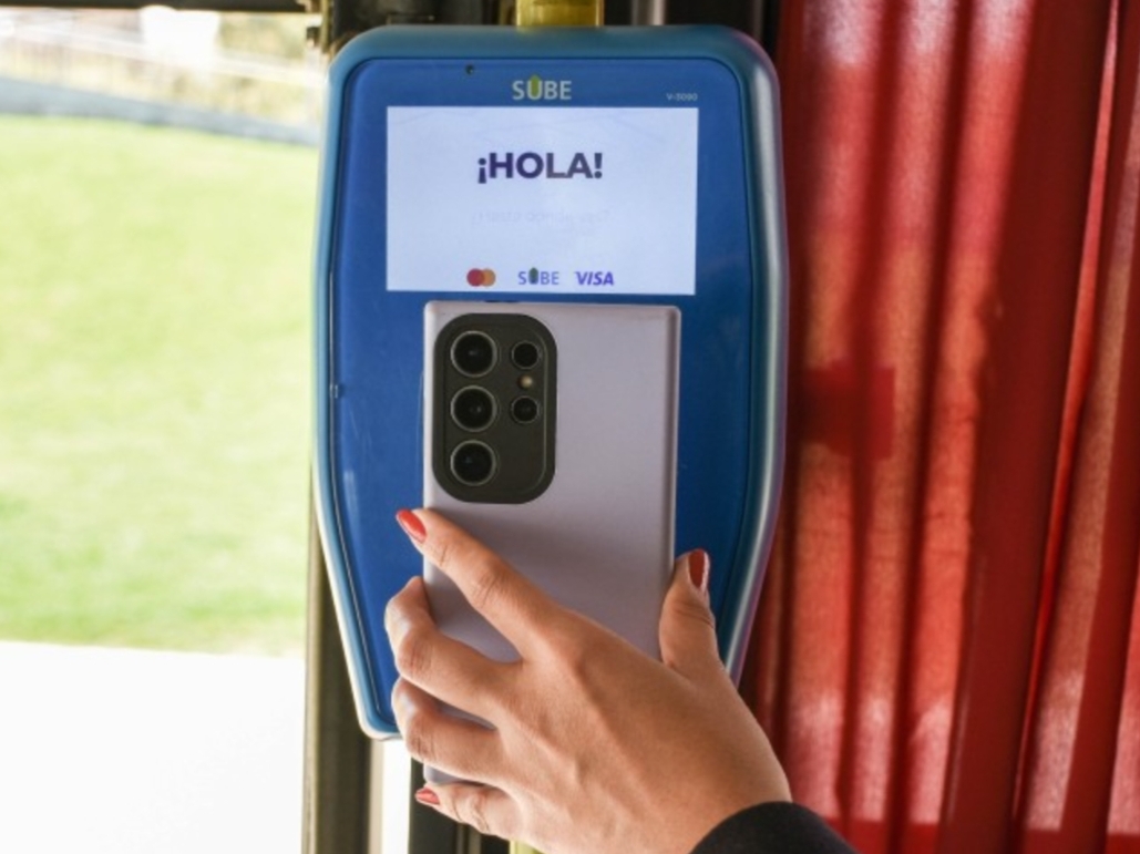 Detallan los pasos para acceder a reintegros al pagar el colectivo con el celular