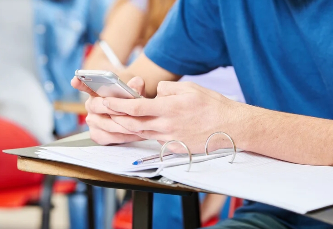 Proponen prohibir celulares en hora de clase