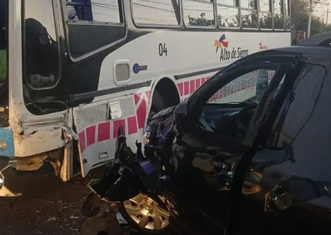 Peligro al volante: impactó contra un colectivo tras quedarse dormido