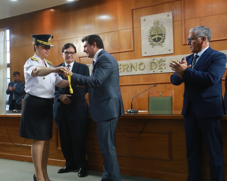 Histórico: el gobernador entregó sables de mando a la Plana Mayor de la Policía de San Juan y reforzó el compromiso con la seguridad pública