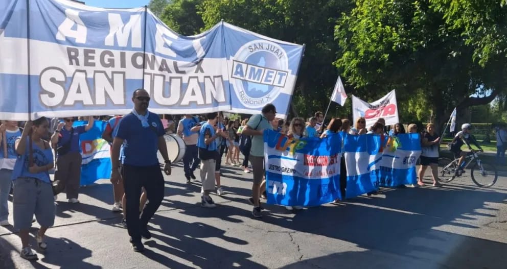 Los tres gremios adhirieron a la medida de fuerza y movilización convocada a nivel país por CTERA, con críticas al Gobierno nacional.