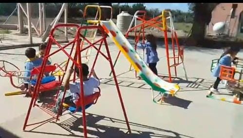 La familia Silva y el personal de Bunker equiparon de juegos el jardín de la escuela Esteban de Luca