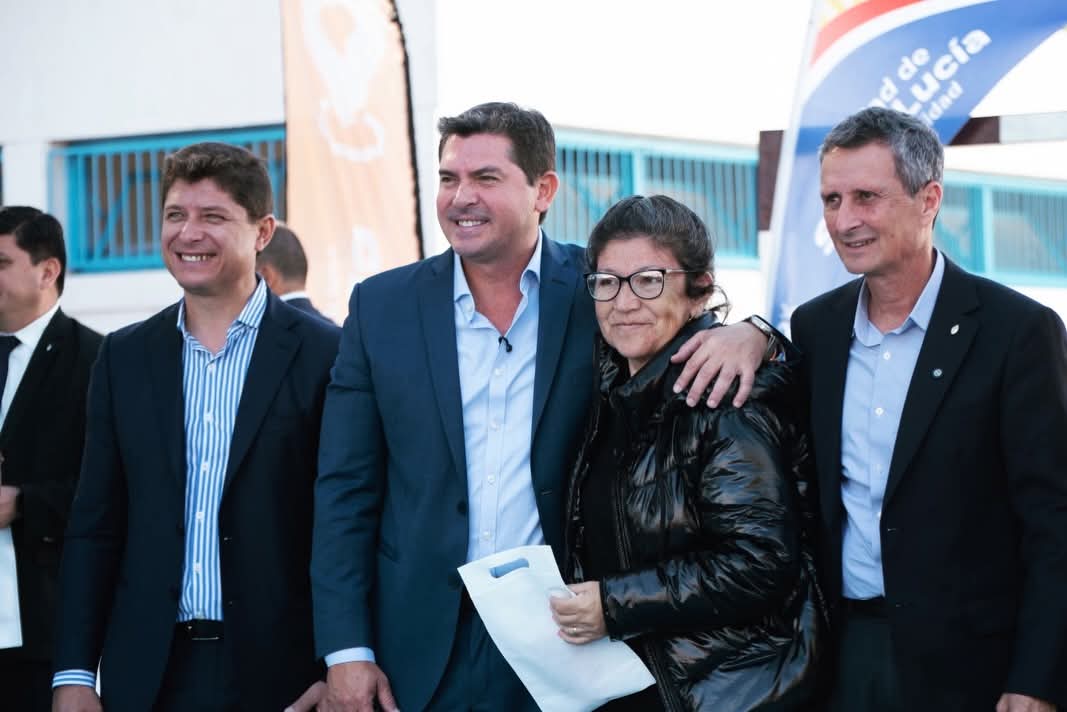 Entrega de anteojos en Santa Lucía