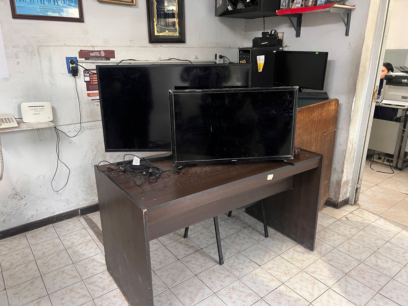 Chimbas: abandonan dos televisores robados y la policía busca a sus dueños