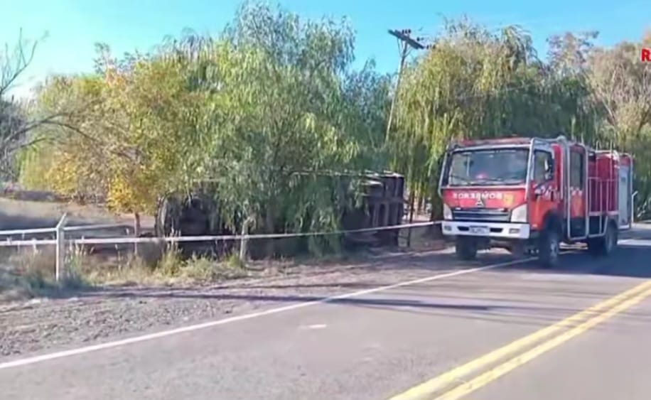 Volcó un camión que trasladaba una cuadrilla en Sarmiento: murió un trabajador