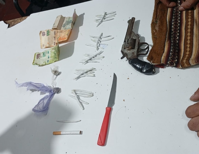 Detienen a hombre con arma de fuego y drogas en Rawson