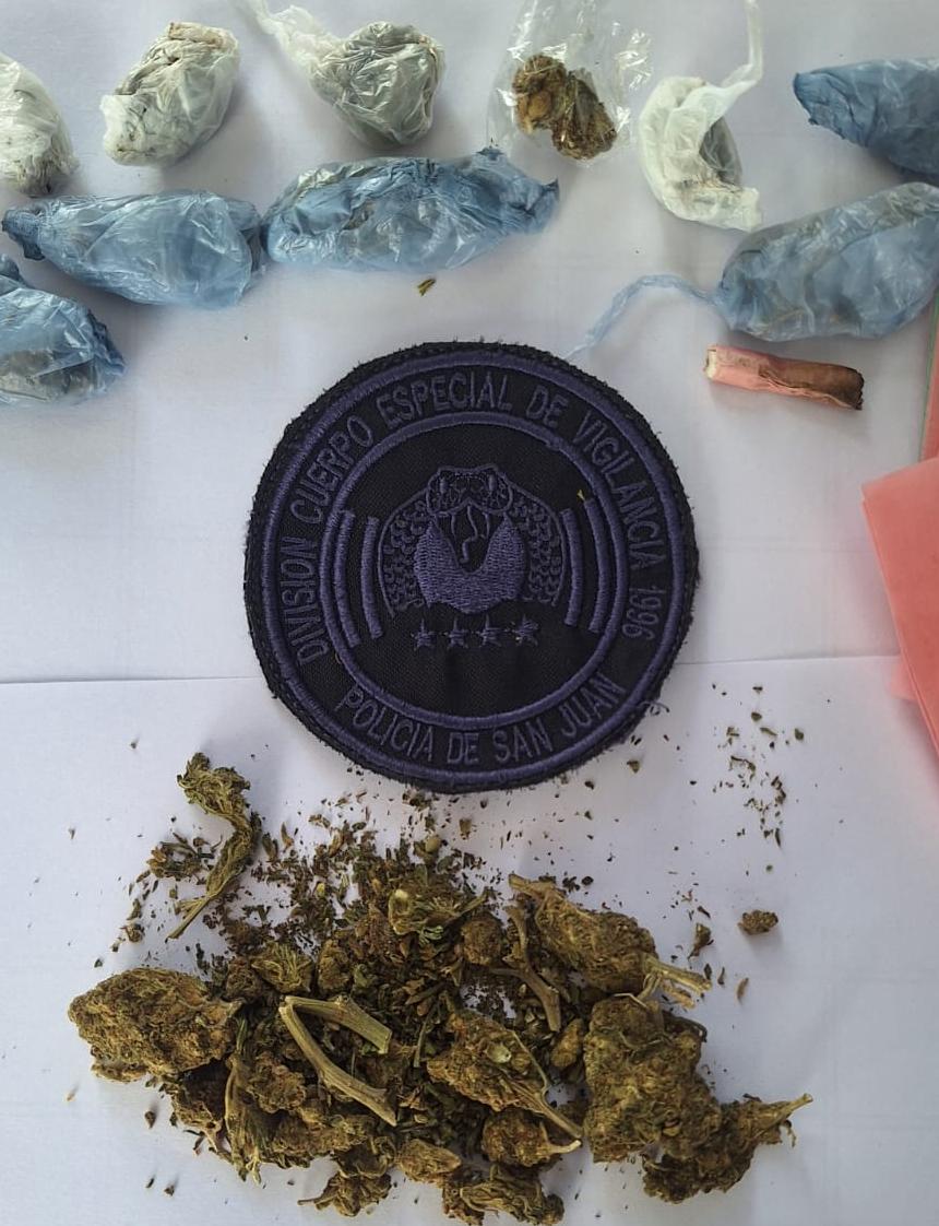 Detienen a un hombre con marihuana en Plaza 25 de Mayo