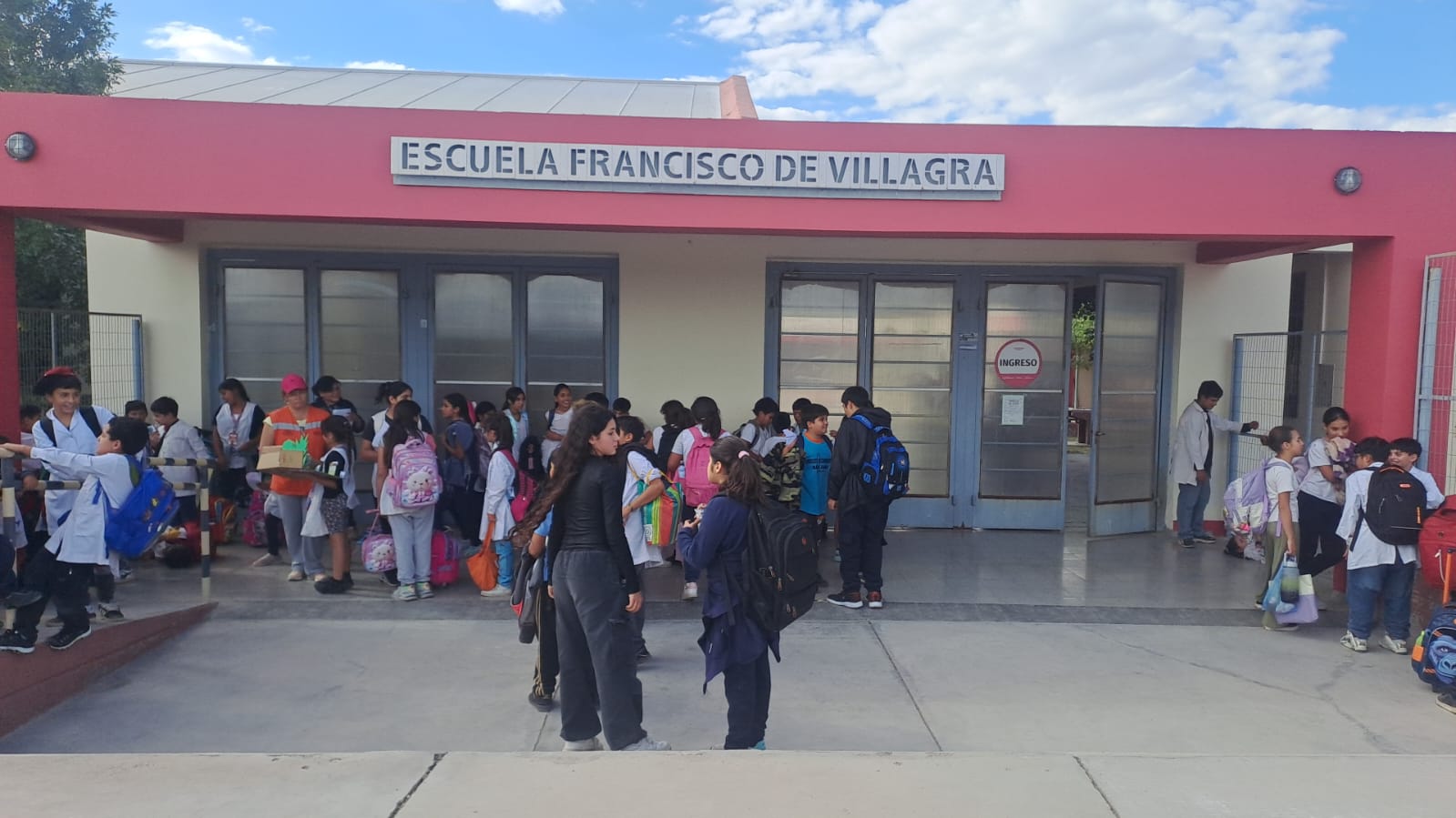 Peligro vial en la salida de una escuela de Santa Lucia compartida con 9 de Julio