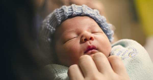 Una bebé de 20 días fue reanimada por policías tras ahogarse con leche en Córdoba