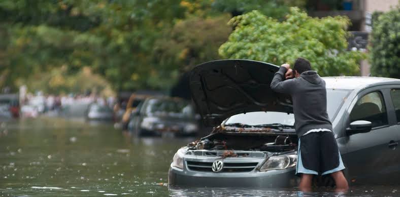 Auto cayó a un canal en Albardón: lo sacaron tras un operativo de más de una hora