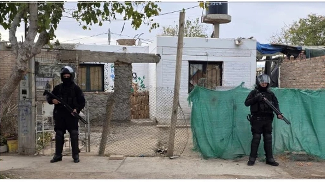 Detuvieron a dos mujeres acusadas de vender droga desde una casa en Capital