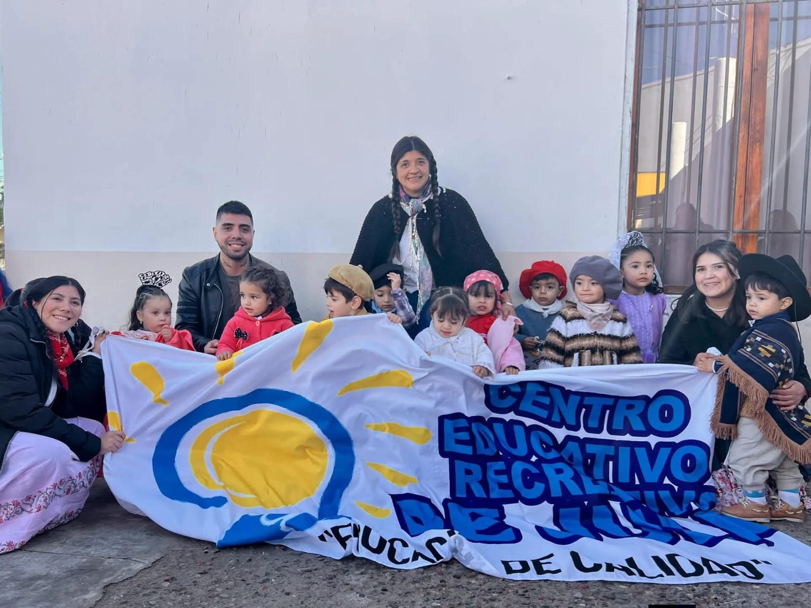 Los pequeños patriotas de Rayitos de Sol recorrieron la villa cabecera