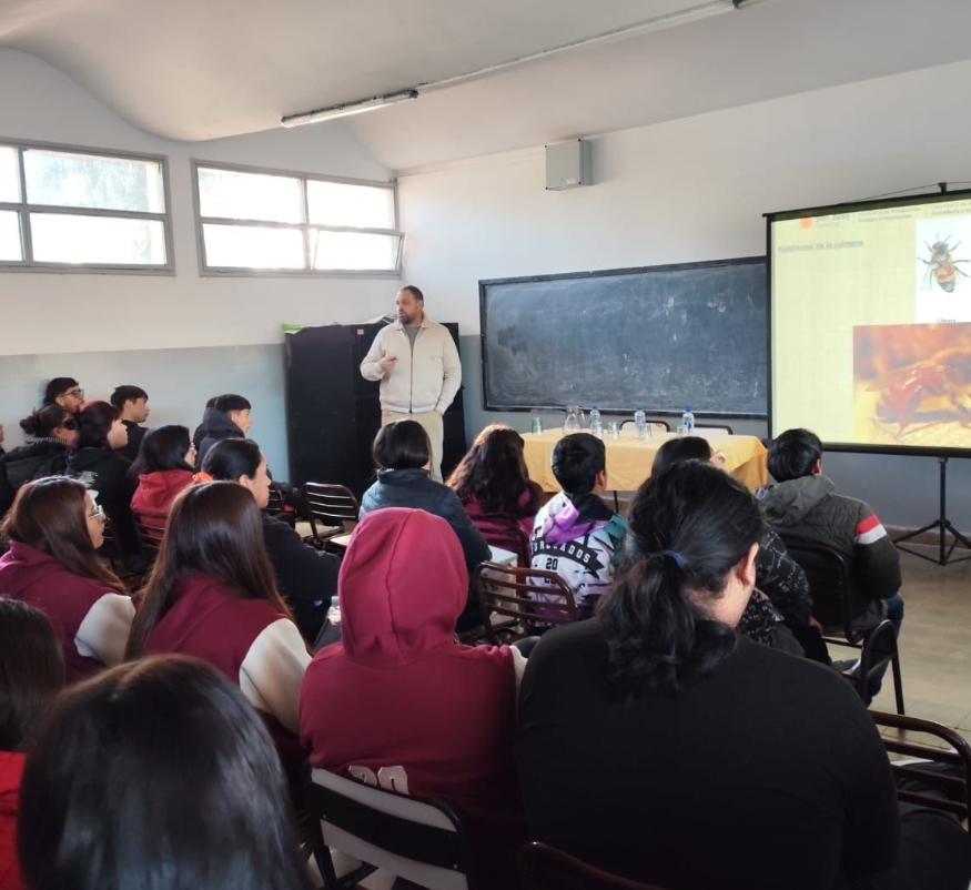 Capacitación en apicultura y entrega de semillas en la Escuela Agrotécnica de Huaco