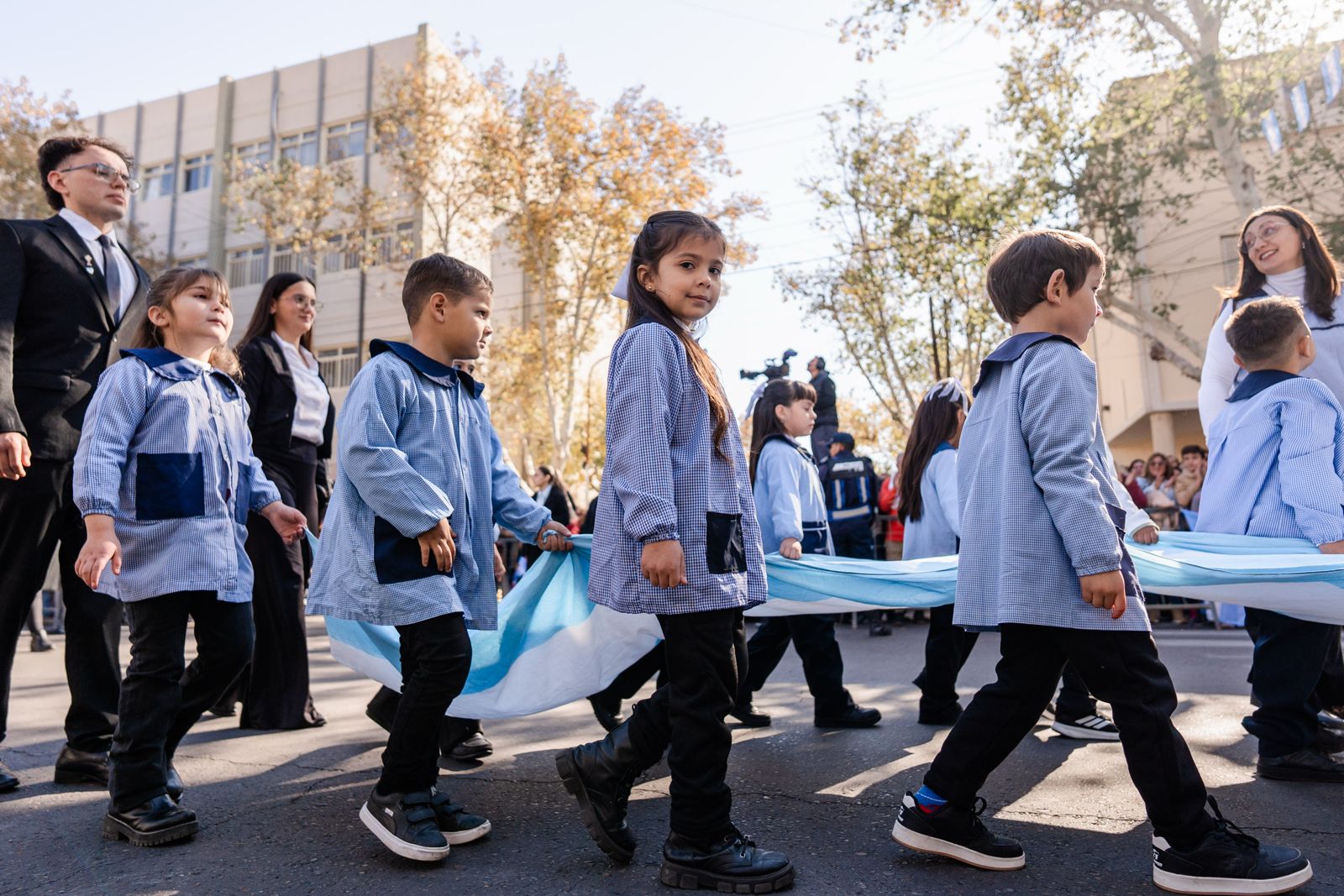 El pueblo sanjuanino celebró los 216 años de la Revolución de Mayo con un emotivo desfile cívico-militar