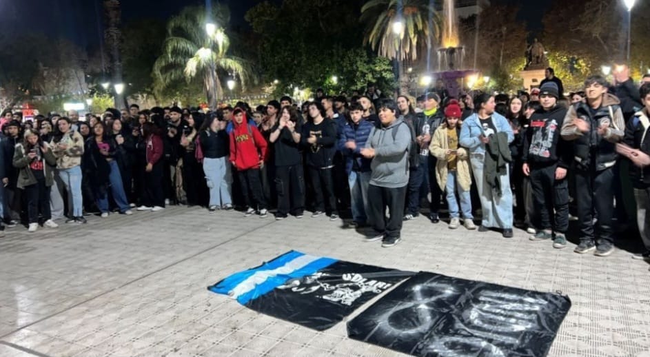 La Plaza 25 de Mayo se vistió de emoción para despedir al Indio