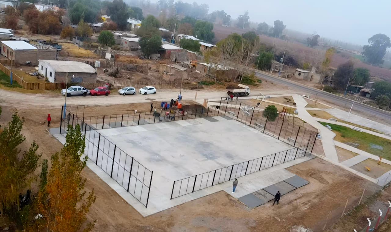 Avance de obra: continúa la construcción del nuevo playón deportivo y la remodelación de la plaza de La Majadita