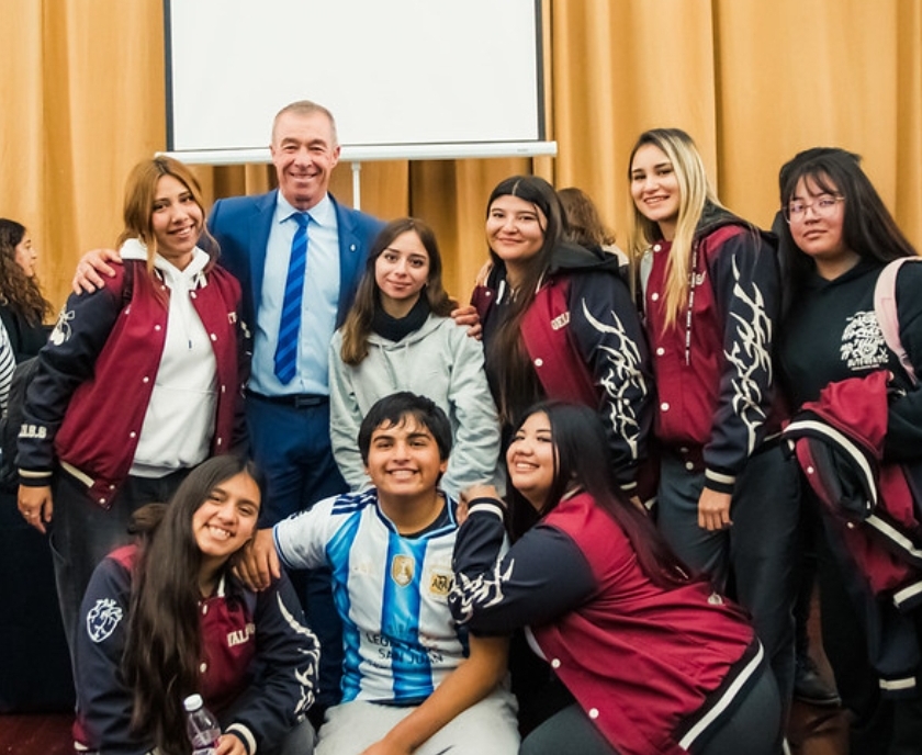 San Juan Escribe 2026 llegó a la Escuela Normal Superior Sarmiento para convocar a nuevos talentos literarios