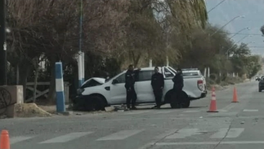 Fuerte choque entre camionetas en Pocito: una mujer fue hospitalizada.