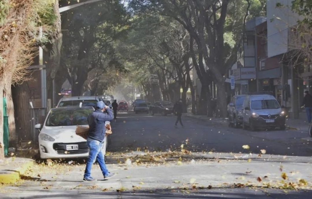 Fuerte ascenso de temperatura y ráfagas de viento en San Juan