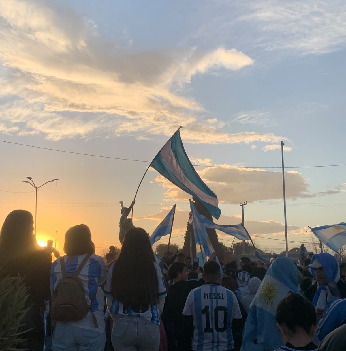 Chacritas exploto de alegría y se juntaron todos en la plaza Procesa Sarmiento de Lenoir