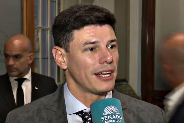 Senador Olivera, sostuvo que la presencia del nombre del intendente de Rivadavia puede observarse en distintos espacios y elementos vinculados con la Municipalidad, incluidos vehículos y camiones oficiales le sobran los carteles con su nombre
