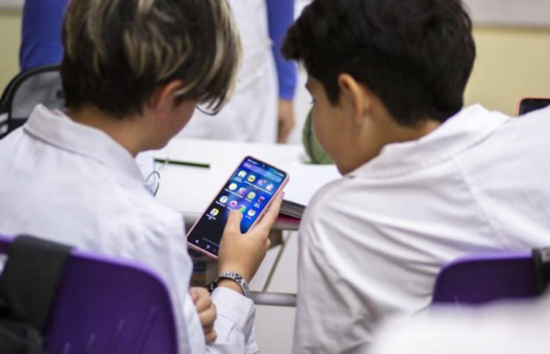 En San Juan, un colegio limitó los celulares durante toda la jornada escolar