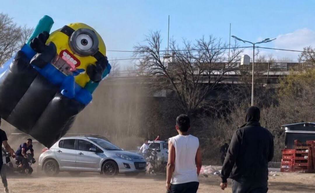 Un inflable salió volando en pleno festejo por el Día del Niño