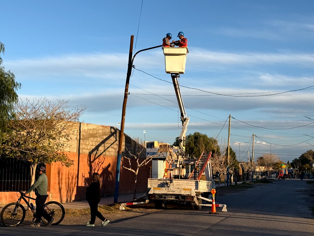 9 de Julio avanza con el plan de renovación total del alumbrado público: nueva iluminación LED en el barrio Elías Amado