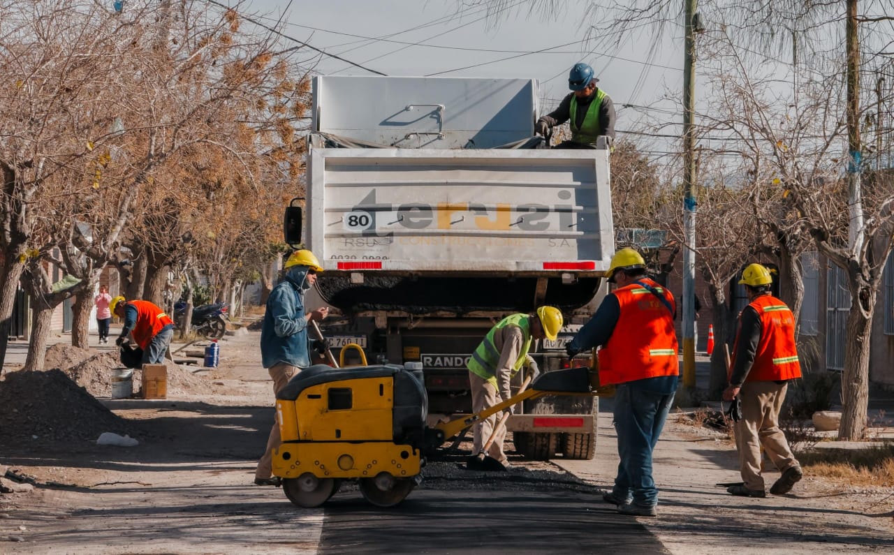 Con fondos municipales, Rawson pone en marcha un fuerte plan de pavimentación y recuperación de sus calles