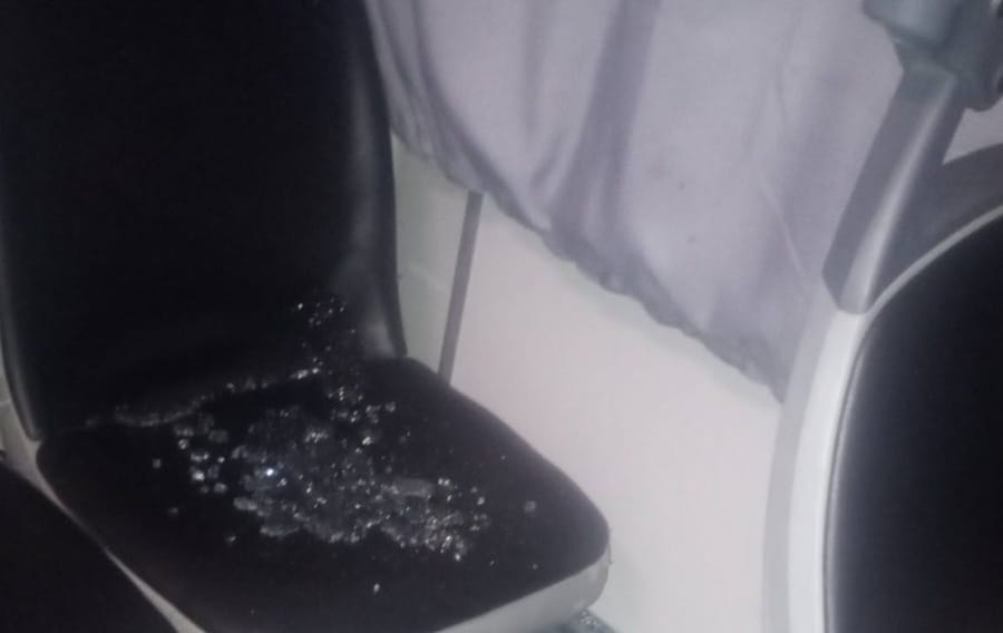 Le tiraron una piedra a colectivo y los vidrios de la ventanilla cayeron sobre un pasajero