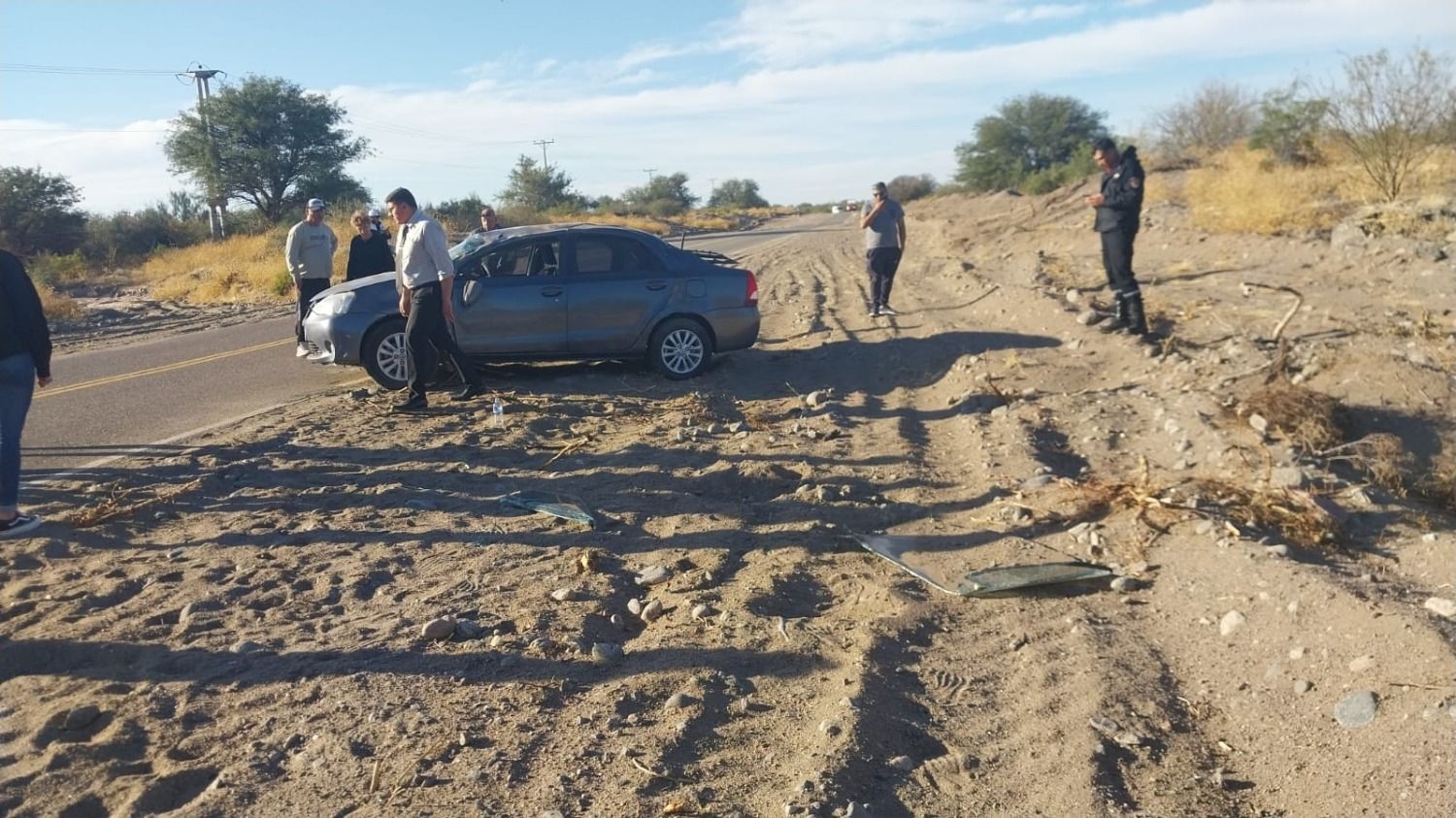 Una docente volcó tras esquivar un animal y fue rescatada por un bombero
