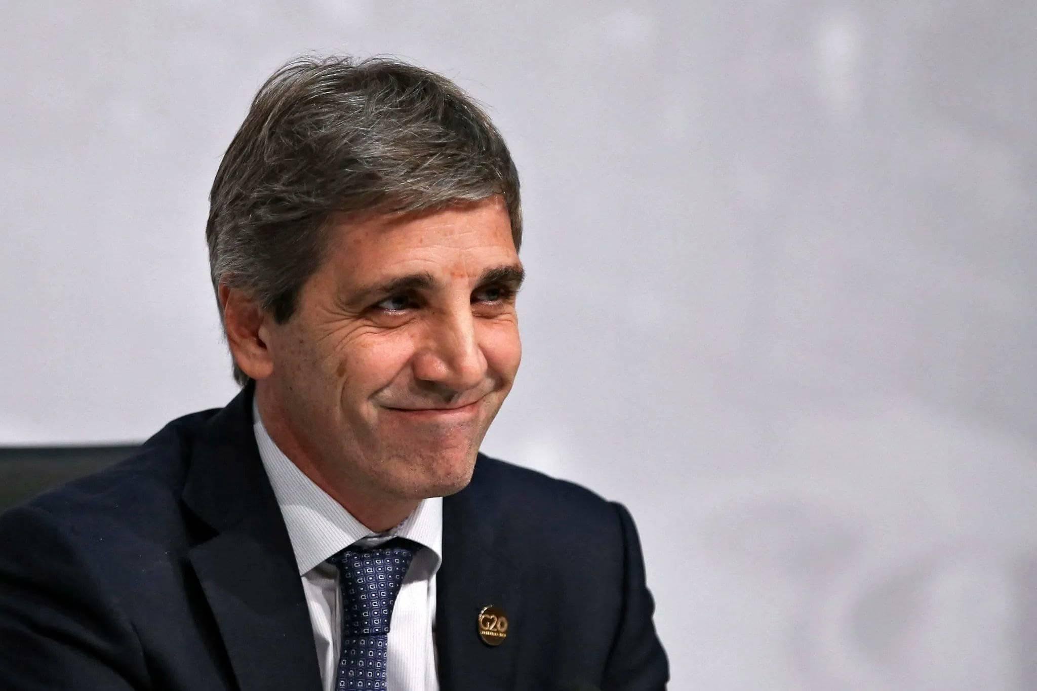 Toto Caputo dice que se “desloma” como Adorni y le pidió “paciencia” a la gente