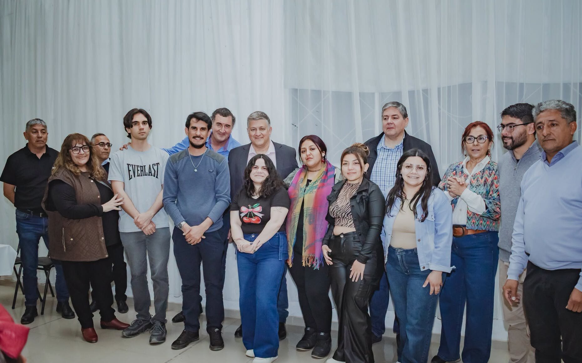 El gobierno municipal de 25 de Mayo, entregó becas a estudiantes universitarios del departamento