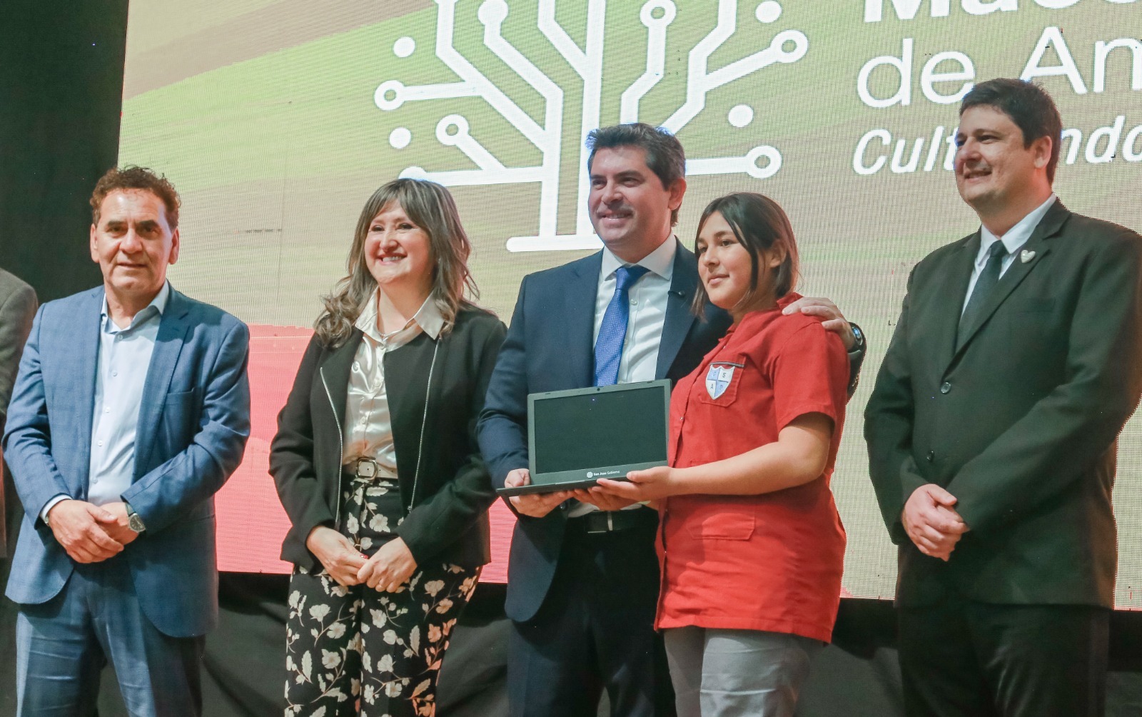 Más de 2.700 estudiantes de cuatro departamentos recibieron sus computadoras