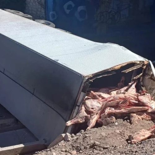 Un camión con carne volcó en Mendoza y provocó caos en la zona