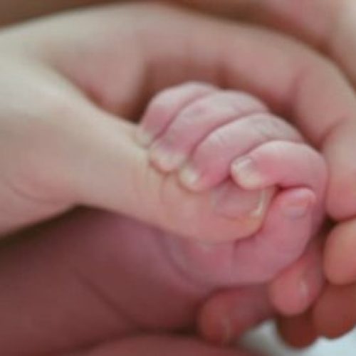 El bebé de un año ya tiene una familia adoptiva que la llenará de amor