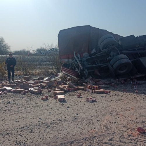 25 de Mayo se lleno de cajitas de tomates por un accidente